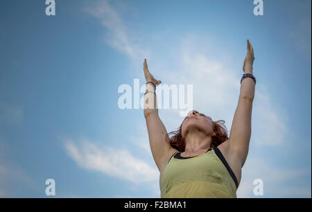 Attractive young woman standing in a park Banque D'Images