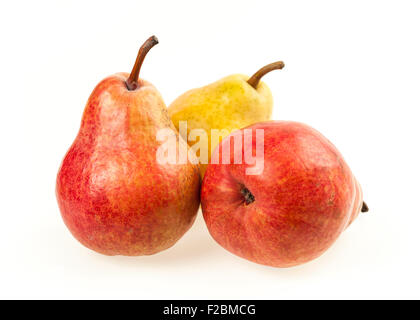 3 poires mûres, jaune et rouge, isolé sur fond blanc, pur Banque D'Images