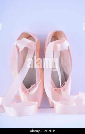 Pointe chaussures de ballet sur fond blanc. Banque D'Images