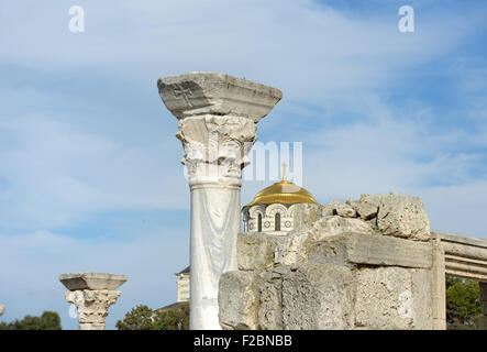 Les colonnes de l'ancienne basilique Chrétienne célèbre connu sous le nom de basilique et 1935 dans la Cathédrale Saint Vladimir Chersonesus, Sevastopo Banque D'Images