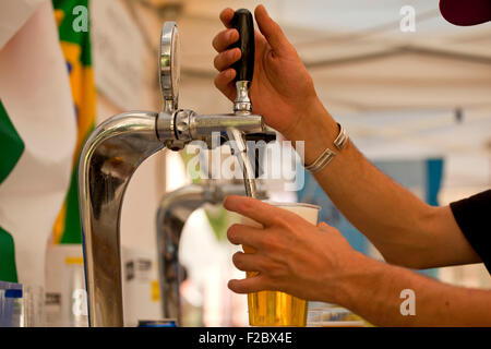 Bartender pouring beer de touchez Banque D'Images