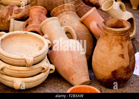 Pichets et pots d'argile ina street market Banque D'Images