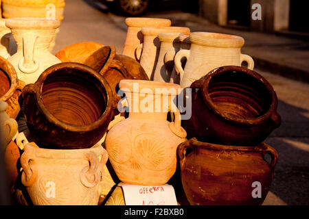 Pichets et pots d'argile ina street market Banque D'Images