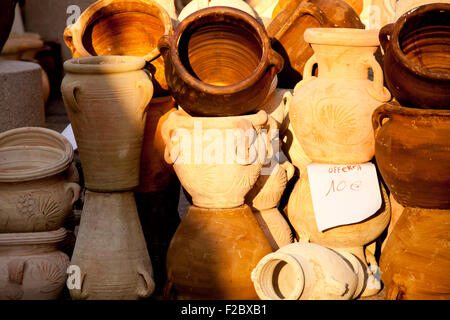 Pichets et pots d'argile ina street market Banque D'Images