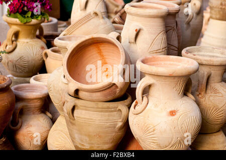 Pichets et pots d'argile ina street market Banque D'Images