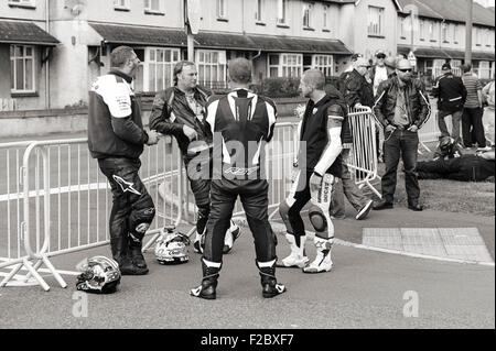 Les motards en attente de course pour commencer à Ramsey, Ile de Man 2015 Banque D'Images