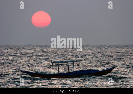 Coucher de soleil sur la mer, les petits bateaux de pêche, à la plage de Ngapali, à Thandwe, l'État de Rakhine, au Myanmar Banque D'Images