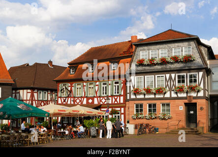 Maisons à colombages avec Alte Schmiede restaurant sur la place du marché, centre historique, Hanau, Hesse, Allemagne Banque D'Images