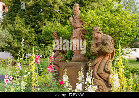 Vierge Marie statue dans le jardin, Engelsgärtchen Ezeep ancienne abbaye bénédictine, Hesse, Allemagne Banque D'Images