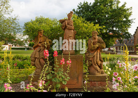 Vierge Marie statue dans le jardin, Engelsgärtchen Ezeep ancienne abbaye bénédictine, Hesse, Allemagne Banque D'Images