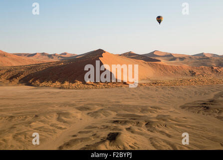 Ballon à air chaud au-dessus des dunes de sable du désert du Namib, photographié d'un deuxième ballon, Namib-Naukluft National Park Banque D'Images