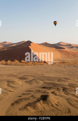Ballon à air chaud au-dessus des dunes de sable du désert du Namib, photographié d'un deuxième ballon, Namib-Naukluft National Park Banque D'Images