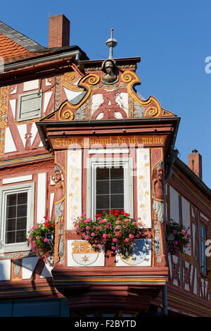 Baie de fenêtre la Haus zum Eginhard, maison maison à colombages décorée, centre historique, Hanau, Hesse, Allemagne Banque D'Images