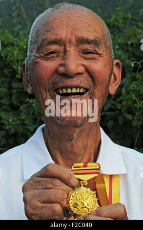 Tiantai, Zhejiang, Chine. 16 Septembre, 2015. Photo prise le 11 septembre 2015 montre une Renyan Yao, 93 ans, receveur de la médaille commémorative du 70e anniversaire de la victoire du peuple chinois de la guerre de résistance contre l'agression japonaise et un vétéran du Corps des volontaires de la Comté Tiantai en Chine orientale, la Province de Zhejiang. Yao a rejoint le corps 10 jours après son mariage et se sont battus contre les envahisseurs japonais dans cinq provinces de Chine. Il a pris sa retraite après la guerre comme lieutenant et retourne chez lui pour être un agriculteur. Source : Xinhua/Alamy Live News Banque D'Images