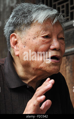 Tiantai, Zhejiang, Chine. 16 Septembre, 2015. Xu Shaochun, 92, alors chef de la ministère de la jeunesse du comté de Tiantai Comité du Parti communiste chinois (PCC), rappelle la fondation de la Volunteer Corps de Tiantai, Tiantai en Chine est le comté de la province du Zhejiang, le 14 septembre 2015. Au cours de l'été 1939, les Japonais ont attaqué les troupes d'invasion des zones côtières du Zhejiang. Source : Xinhua/Alamy Live News Banque D'Images