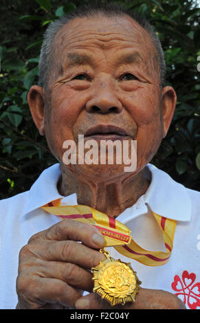 Tiantai, Zhejiang, Chine. 16 Septembre, 2015. Photo prise le 11 septembre 2015 montre une Chongyou Zhang, 93 ans, receveur de la médaille commémorative du 70e anniversaire de la victoire du peuple chinois de la guerre de résistance contre l'agression japonaise et un vétéran du Corps des volontaires de la Comté Tiantai en Chine orientale, la Province de Zhejiang. Source : Xinhua/Alamy Live News Banque D'Images