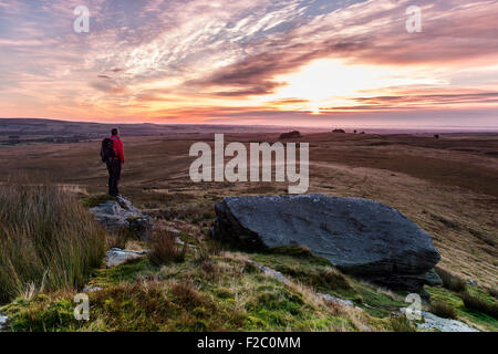 Goldsborough Crag, Baldersdale, Teesdale, comté de Durham. Le mercredi 16 septembre 2015, UK Weather. Avec une journée ensoleillée en perspective pour le Nord de l'Angleterre cette colline walker était à la première lumière pour profiter de l'aube sur le Nord des Pennines maures de Teesdale. En revanche, les prévisions pour le sud de l'UK est pour les éclosions de pluie qui va se déplacer vers le nord au cours de la journée. Crédit : David Forster/Alamy Live News Banque D'Images