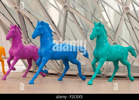 Beaucoup de différents chevaux en plastique coloré Banque D'Images