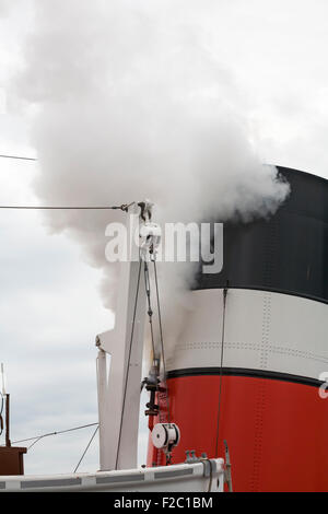 Le bateau à vapeur Waverley à Bournemouth de quitter le quai en direction de Weymouth en Septembre Banque D'Images