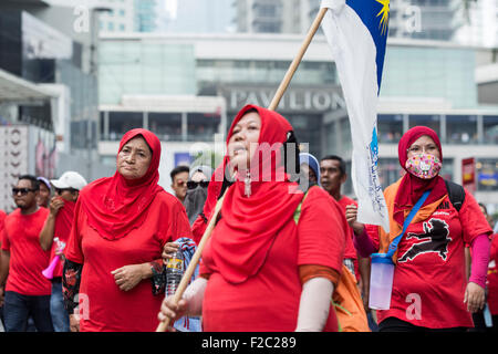 Kuala Lumpur, Malaisie. 16 Sep, 2015. Pro-gouvernement les manifestants en rouge de prendre part à une manifestation à Kuala Lumpur, Malaisie, le mercredi 16 septembre, 2015. Des milliers de manifestants pro-Malais sont descendus dans les rues de Kuala Lumpur le mercredi à un rassemblement vu que la promotion de la suprématie Malaise dans la nation multi-raciale. Des personnalités politiques et les partis d'opposition ont exprimé leur préoccupation le rallye pourrait exacerber les tensions raciales à un moment où le premier ministre Najib Razak est sous pression intense de démissionner sur un présumé scandale de corruption. Dossier de crédit : Asie/Alamy Live News Banque D'Images