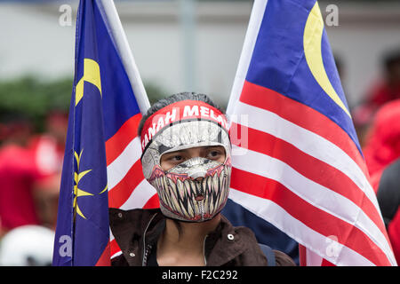 Kuala Lumpur, Malaisie. 16 Sep, 2015. Un manifestant pro-gouvernement prend part à une manifestation à Kuala Lumpur, Malaisie, le mercredi 16 septembre, 2015. Des milliers de manifestants pro-Malais sont descendus dans les rues de Kuala Lumpur le mercredi à un rassemblement vu que la promotion de la suprématie Malaise dans la nation multi-raciale. Des personnalités politiques et les partis d'opposition ont exprimé leur préoccupation le rallye pourrait exacerber les tensions raciales à un moment où le premier ministre Najib Razak est sous pression intense de démissionner sur un présumé scandale de corruption. Dossier de crédit : Asie/Alamy Live News Banque D'Images