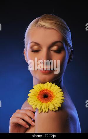 Portrait en gros plan d'une belle femme avec fleur gerber Banque D'Images