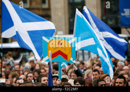 Ecosse : Référendum OUI supporter rassemblement à George Square, Glasgow. Écoutez Tommy Sheridan. Banque D'Images