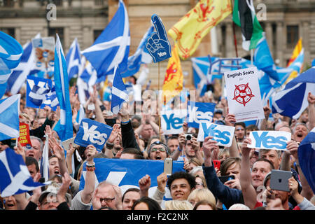 Ecosse : Référendum OUI supporter rassemblement à George Square, Glasgow. Écoutez Tommy Sheridan. Banque D'Images