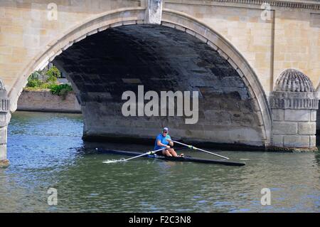 Aviron L'homme sous le pont le long de la rivière Thames, Henley-on-Thames, Oxfordshire, Angleterre, Royaume-Uni, Europe de l'Ouest. Banque D'Images