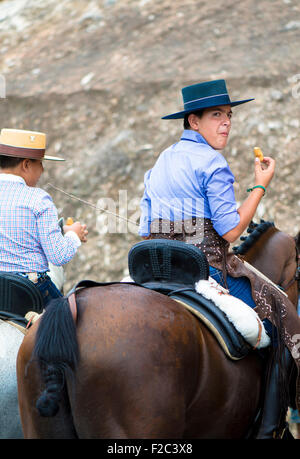 Jeune homme sur les chevaux portant chapeau Cordobes en costume traditionnel lors de la Feria de Mijas Andalousie, espagne. Banque D'Images