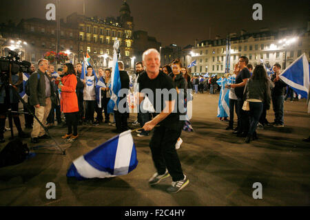 L'Ecosse le jour du vote référendaire George Square. SKY TV nouvel équipage travaillant dans George square dans la nuit du vote. Banque D'Images