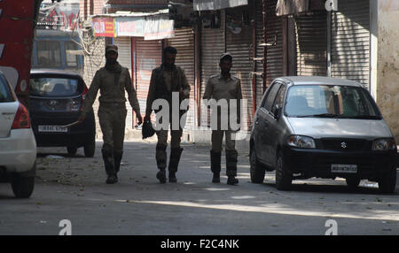 Srinagar, Cachemire sous administration indienne. 16 Septembre, 2015. Les policiers indiens l'essence et des rues pendant une grève d'une journée appelé par les séparatistes.L'arrêt de protestation a été appelé par les séparatistes contre l'assassinat de trois jeunes dont les corps ont été trouvés dans un verger dans le district de Baramulla le 14 septembre. Credit : Sofi Suhail/Alamy Live News Banque D'Images