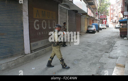 Srinagar, Cachemire sous administration indienne. 16 Septembre, 2015. Troopers paramilitaires indiennes restent debout pendant une grève d'une journée appelé par les séparatistes.L'arrêt de protestation a été appelé par les séparatistes contre l'assassinat de trois jeunes dont les corps ont été trouvés dans un verger dans le district de Baramulla le 14 septembre. Credit : Sofi Suhail/Alamy Live News Banque D'Images