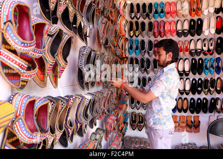 Srinagar, au Cachemire. 16 Septembre, 2015. La 10e "vente régional d'articles d'artisans ruraux Society (SARAS) Mela au Cachemire Haat Centre à l'été indien à Srinagar, capitale du Cachemire contrôlé.SARAS Mela afficher produits majeurs de 19 pays membres de l'Inde sont en plus ce mela stimulé avec des groupes d'entraide de tous les 22 districts du Jammu-et-Cachemire/Kamran Raashid Bhat. Credit : Kamran Raashid Bhat Bhat/Alamy Live News Banque D'Images