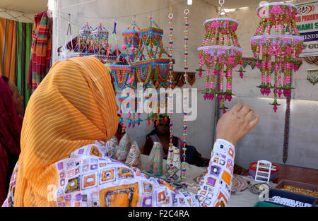 Srinagar, au Cachemire. 16 Septembre, 2015. La 10e "vente régional d'articles d'artisans ruraux Society (SARAS) Mela au Cachemire Haat Centre à l'été indien à Srinagar, capitale du Cachemire contrôlé.SARAS Mela afficher produits majeurs de 19 pays membres de l'Inde sont en plus ce mela stimulé avec des groupes d'entraide de tous les 22 districts du Jammu-et-Cachemire/Kamran Raashid Bhat. Credit : Kamran Raashid Bhat Bhat/Alamy Live News Banque D'Images