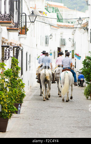 Des hommes à cheval portant des chapeaux Cordobes en costume traditionnel de village andalou blanc lors de la Feria de Mijas Andalousie, espagne. Banque D'Images