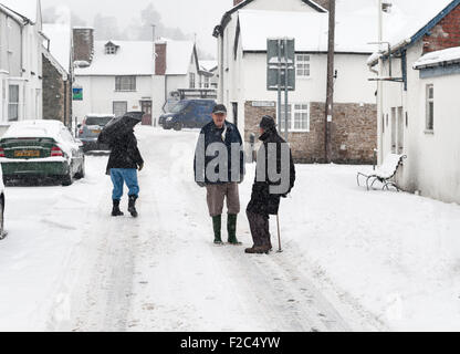 Presteigne, Powys, Pays de Galles, Royaume-Uni. La ville au milieu de l'hiver. Reposant sur la voie en ville Banque D'Images