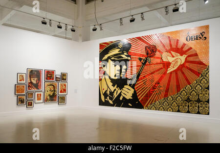 Travaux de Shepard Fairey sur l'affichage à l'ACE. Centre d'art contemporain de Soho, Malaga, Espagne. Banque D'Images