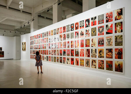 Travaux de Shepard Fairey sur l'affichage à l'ACE. Centre d'art contemporain de Soho, Malaga, Espagne. Banque D'Images