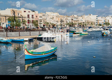 Malte, 28 décembre 2014 la façade portuaire de la Ta' Xbiex et quartiers Gzira en face de l'ancienne capitale de La Valette. Banque D'Images