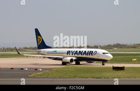 Ryanair Boeing 737 avion de passagers roulant à l'aéroport de Manchester de circulation. Temps ensoleillé. Banque D'Images