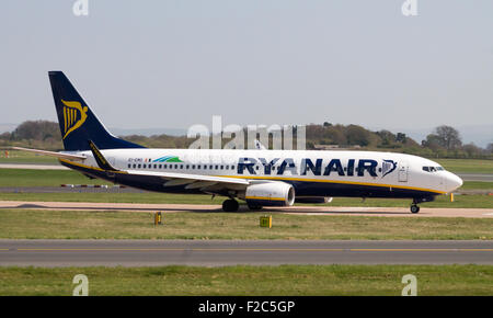 Ryanair Boeing 737-800 passenger plane le roulage à l'aéroport de Manchester de circulation. Temps ensoleillé. Banque D'Images