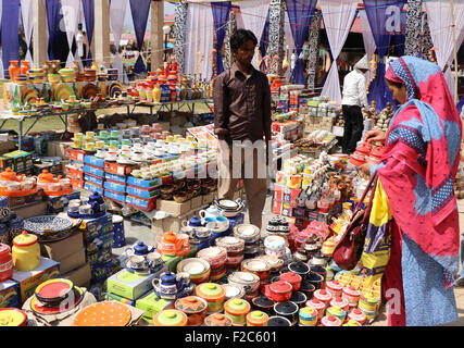 Srinagar, au Cachemire. 16 Septembre, 2015. La 10e "vente régional d'articles d'artisans ruraux Society (SARAS) Mela au Cachemire Haat Centre à l'été indien à Srinagar, capitale du Cachemire contrôlé.SARAS Mela afficher produits majeurs de 19 pays membres de l'Inde sont en plus ce mela stimulé avec des groupes d'entraide de tous les 22 districts du Jammu-et-Cachemire/Kamran Raashid Bhat. Credit : Kamran Raashid Bhat Bhat/Alamy Live News Banque D'Images