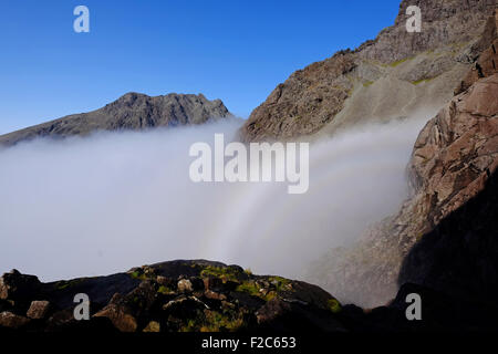 Un fogbow eggect «' sur la brume à Coire Lagan, île de Skye, en Écosse avec Sgurr Dearg à distance Banque D'Images