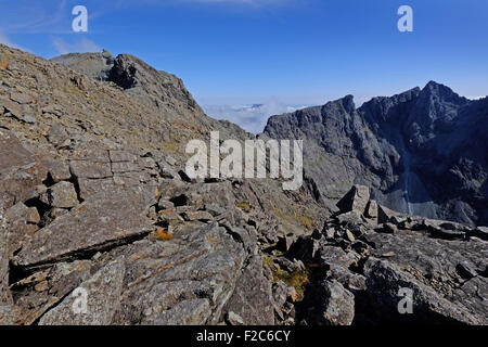 Sur la crête de Cuillin, Skye, de gauche à droite : Sgurr Dearg, Bealach Coire Lagan, Sgurr Alasdair Banque D'Images