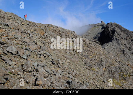 Approche d'un grimpeur, le sommet de Sgurr Dearg sur les Cuillin Ridge de Skye avec l'Inaccessible Pinnacle dans la distance Banque D'Images