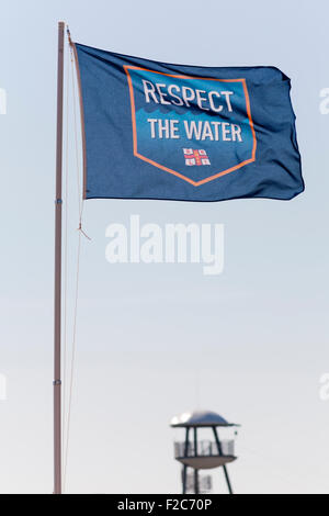 Ce qui concerne l'eau du pavillon de la RNLI volant à Bournemouth Banque D'Images