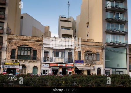 Malte, 28 décembre 2014 la façade portuaire de la Ta' Xbiex et quartiers Gzira en face de l'ancienne capitale de La Valette. Banque D'Images