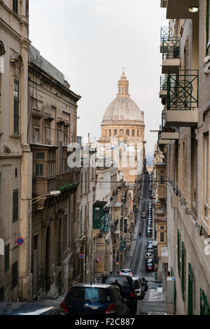 Le long de la rive ouest de la vieille ville de La Valette. Rue du détroit utilisée pour être la rue avec de nombreux bars en retard. Banque D'Images