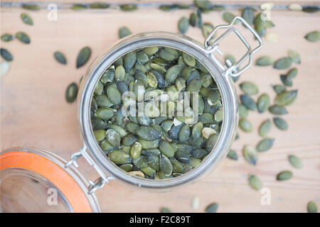 Graines de citrouille dans un pot de rangement de kilner Banque D'Images